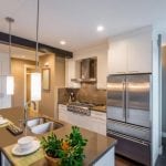 هل دخل كاظم الساهر القفص الذهبي ومن هي الفتاة التي ظهرت معه في أمريكا؟