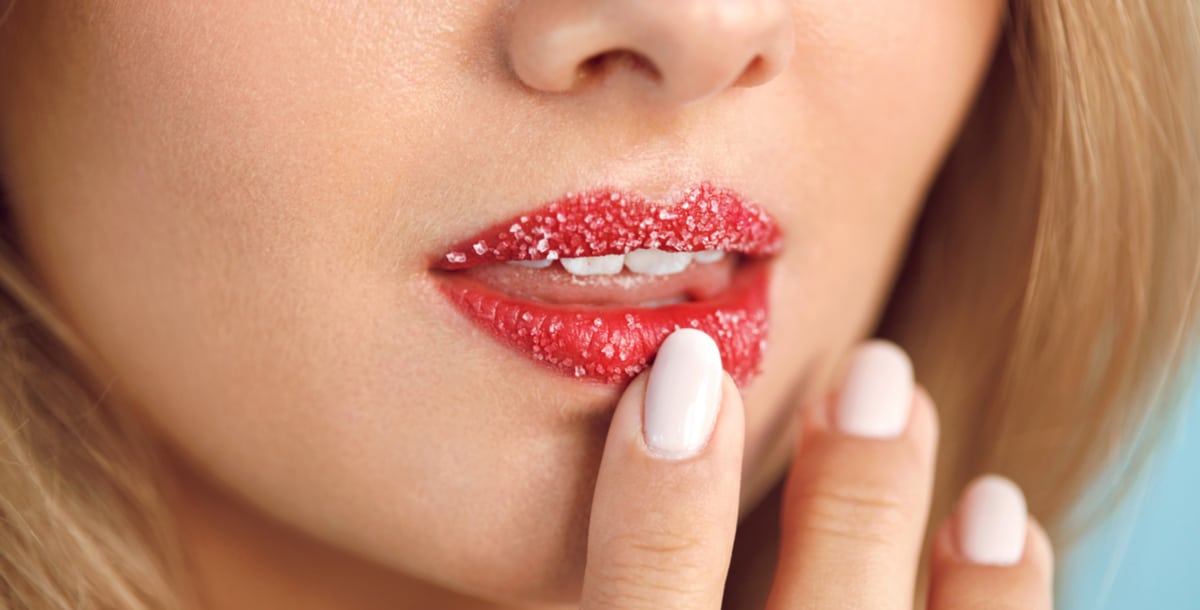 طرق طبيعية فعّالة..تخلصي من إسمرار الشفتين!