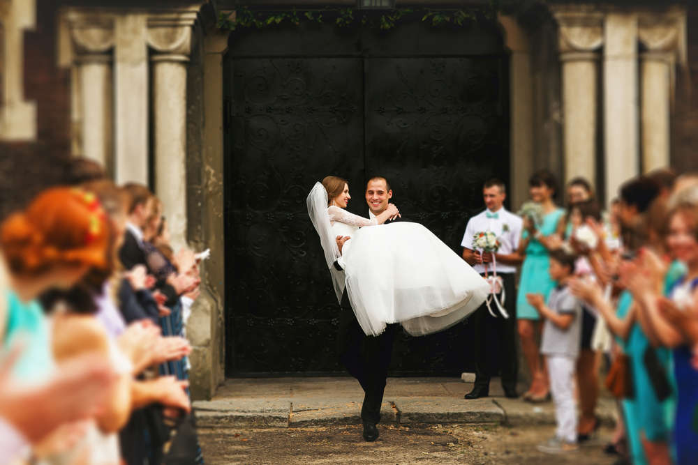 من أين جاءت عادة حمل العريس لعروسه في ليلة زفافهما؟