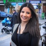 رام الله .. عرض عليها مساعدتها لركن مركبتها فسرقها وبداخلها طفليها