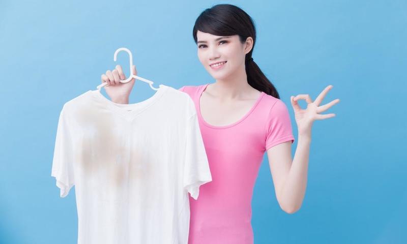 نصائح وحلول لإزالة البقع عن الملابس البيض