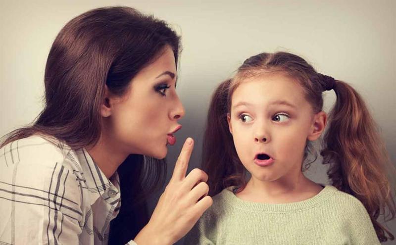في تربية أطفالك .. 5 كلمات لا تقوليها لهم