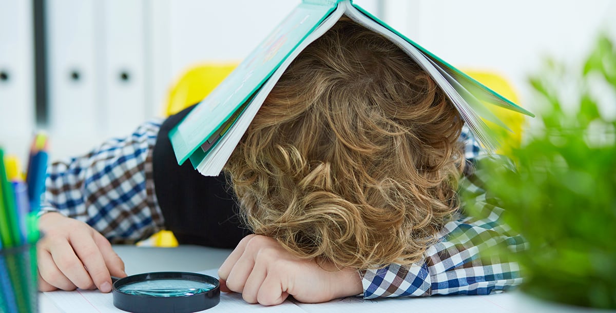 في حال عدم تفوّق طفلكِ دراسياً.. تجنّبي هذه التصرفات معه!