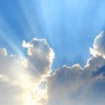 أطفال نابلس يحولون النفايات البلاستيكية إلى أزهار