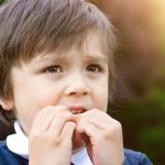 إنشغالك بالهاتف قد يجعل طفلك يشعر بالإحباط