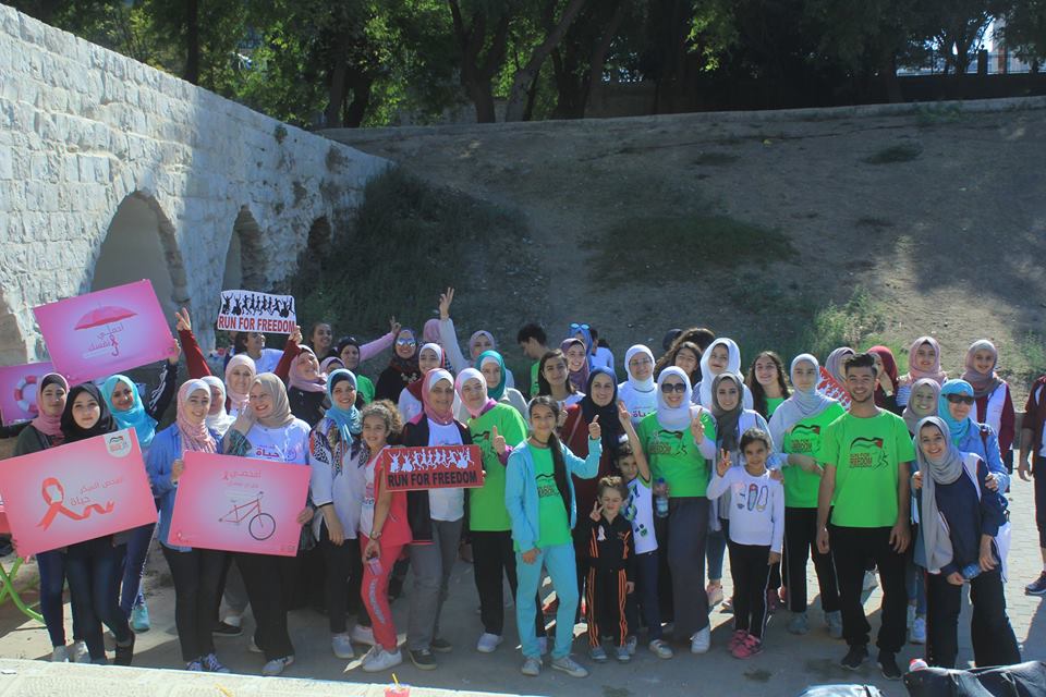 بالصور… فتيات نابلس يحيين فعالية يوم الرياضة الوردي