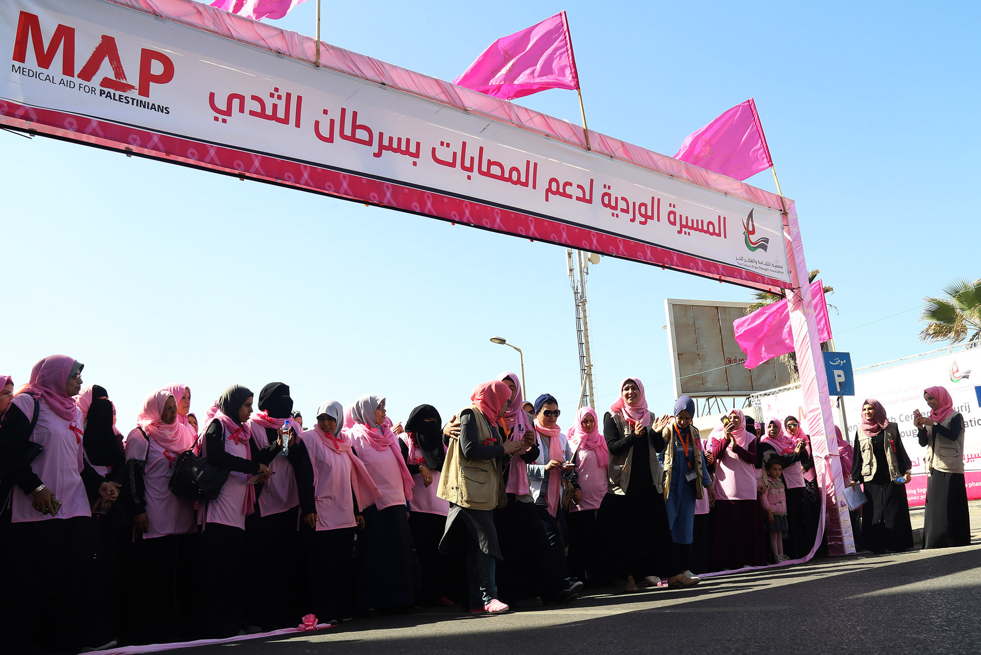 بالصور: غزيات ينتفضن ضد “سرطان الثدي” بمسيرة وردية