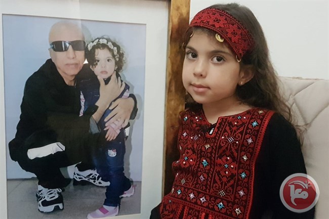 الطفلتان المقدسيتان انتصار ومنار تعانقان والدهما الأسير بهذه الطريقة!