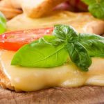 الطفلتان المقدسيتان انتصار ومنار تعانقان والدهما الأسير بهذه الطريقة!