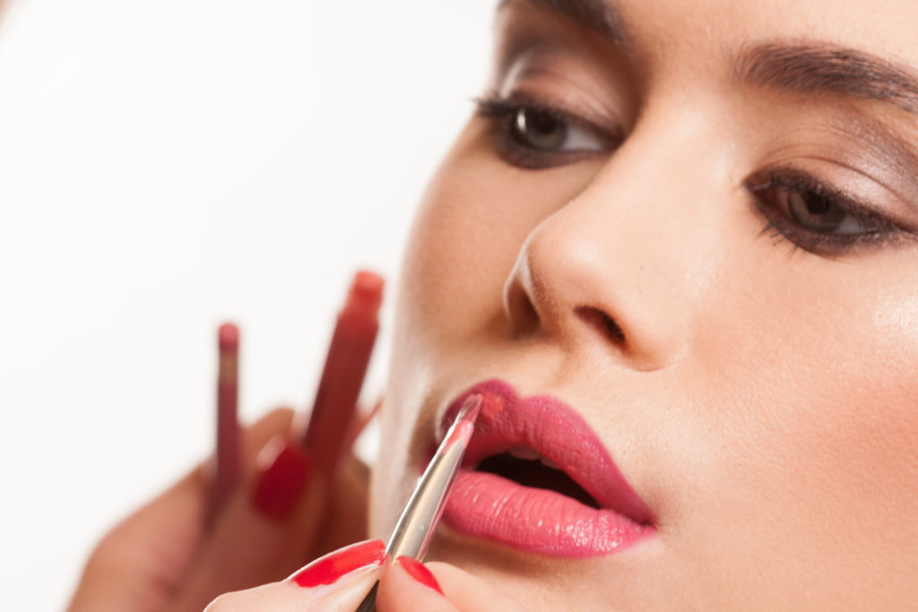 طبقي هذه الخطوات عند وضعكِ لأحمر الشفاه و ستري النتيجة …