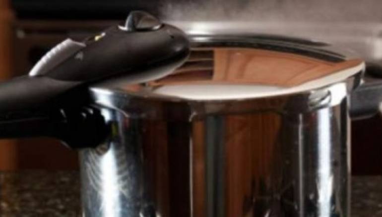 سيدة عربية تطهو حبيبها…!