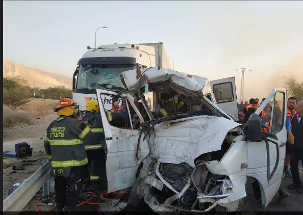 فيديو وصور … حادث دامٍٍ يخطف حياة سبعة عمال على طريق أريحا