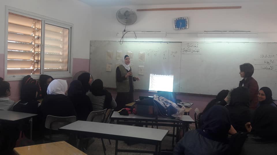 جمعية اصدقاء الحياة تنظم لقاء إرشادي حول التدخين في مدرسة الصلاحية الثانوية