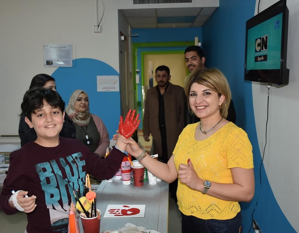 “بصمة أمل” تستضيف أسماء اليوسف في اليوم العالمي للسرطان للعلاج بالألوان