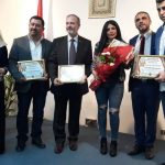 بالصور: فرح عبيدية ولدت بدون يدين وترسم وتكتب بأصابع قدميها (مؤثر)