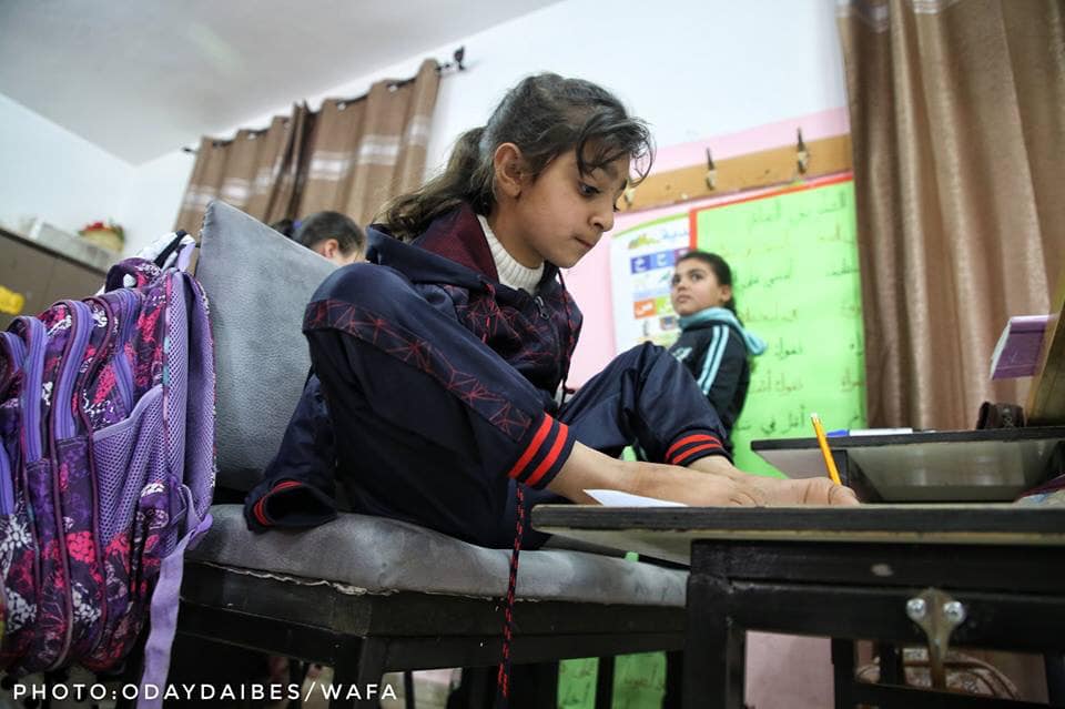 بالصور: فرح عبيدية ولدت بدون يدين وترسم وتكتب بأصابع قدميها (مؤثر)