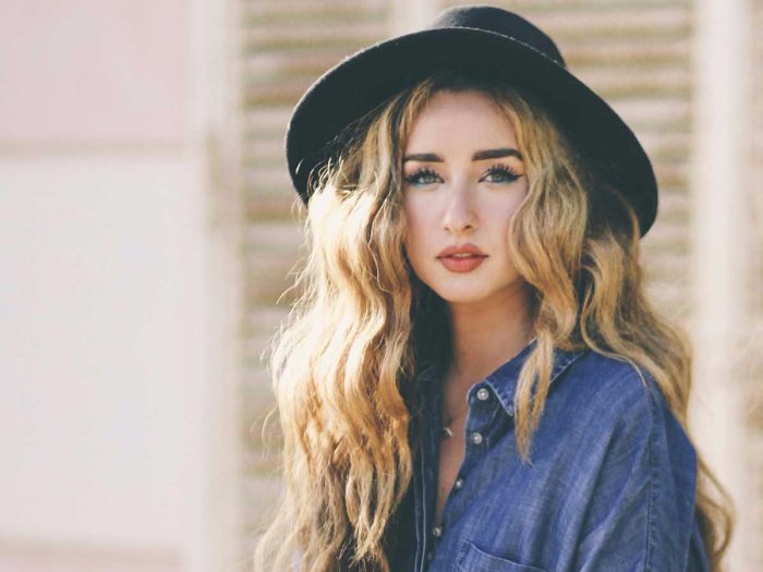 هنا الزاهد بإطلالة أوروبية.. وهذه أحدث صيحات “الجيب” وطلاء الأظافر