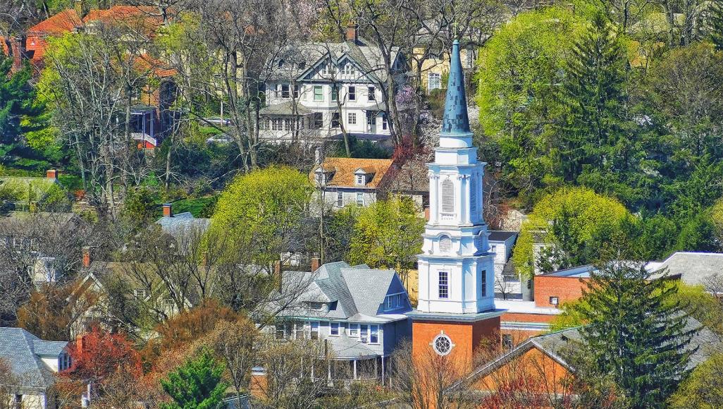 هل أنتِ مستعدة لها؟ بالصور .. ثمانية أماكن تدفع لمن يقبل الإقامة فيها