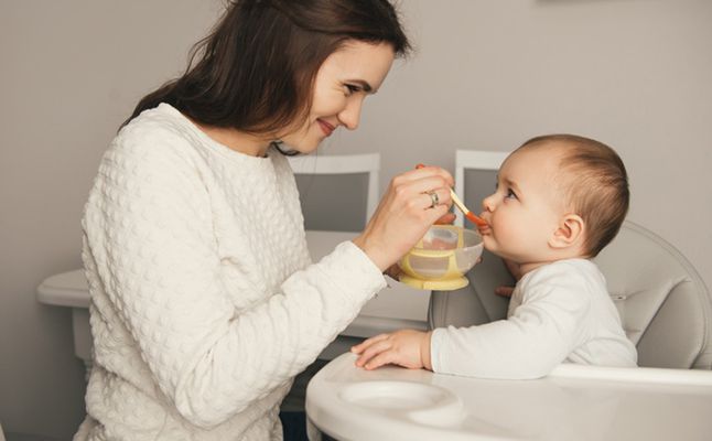 كيف تتعاملين مع الإمساك الذي قد يصيب طفلك عندما يبدأ بتناول الأطعمه الصلبه