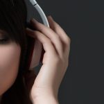 منظمة الصحة العالمية تحذر من مخاطر الهواتف الذكية على السمع