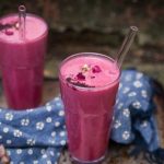 صورة.. سيدة “تصنع” حقيبة يد من جلدها!