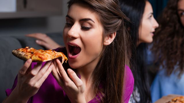 مصرية ترفع دعوى خلع على زوجها بسبب «البيتزا»