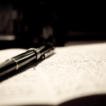 عشرينية تفتح بسطة لبيع الدببة الحمراء التي تراكمت لديها عبر السنوات