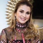 اتبعي حيل النجمات لتبدي أكثر طولاً في ملابس السهرة