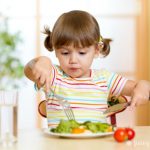 عززي نومك بقائمة الطعام والشراب هذه