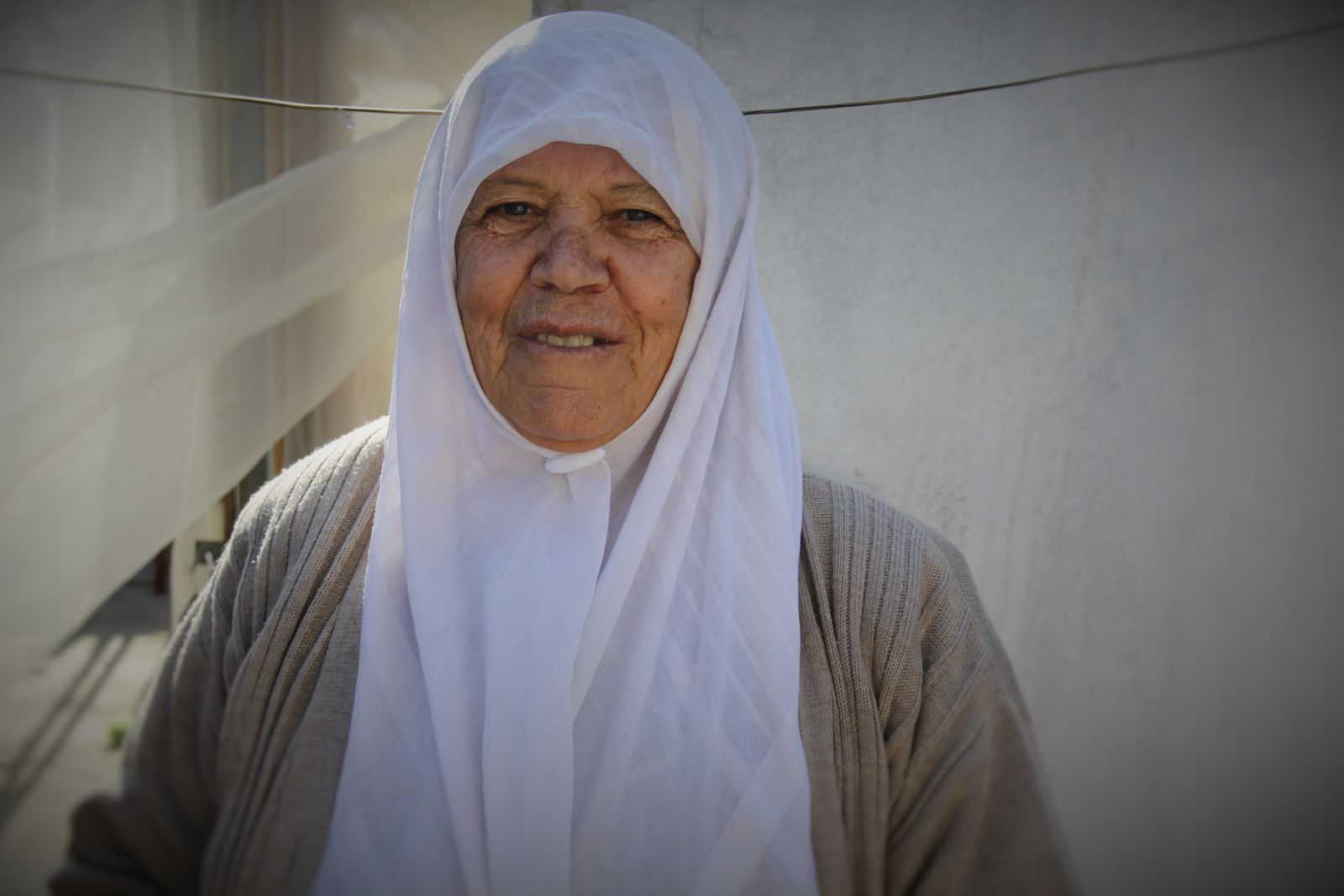 السيدة حسنة تحصد ثمار محصولها من سطح منزلها