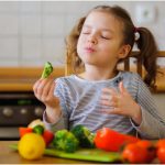 هل مشاهدة الطفل للتلفاز تؤثر على تغذيته؟