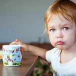 بهذه الطرق إقنعي طفلك بتناول الطعام الصحي