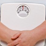 طبيبة صينية تتنقل لعلاج مرضاها بلا رجلين