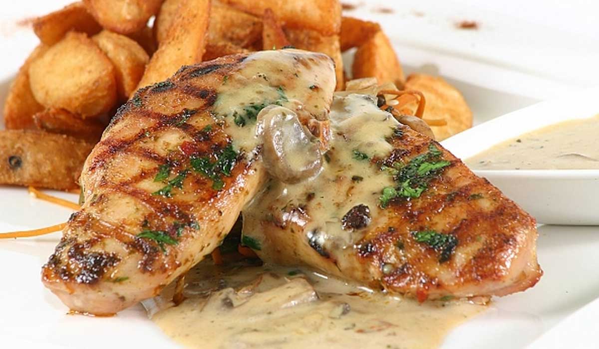 كيف تمنعينَ حدوث جفاف في صدور الدجاج خلال طهوها في الفرن