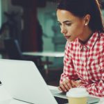 ما هي خطورة استخدام الأعواد القطنية لتنظيف الأذن؟