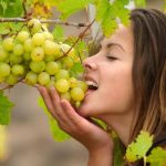 نشاط التلوين يثير خيال الأطفال ويعودهم على الصبر