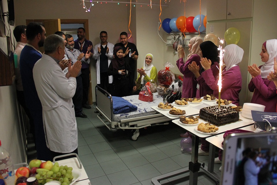 كيف احتفلت أسرة مستشفى النجاح بالطالبة سلسبيل عرباسي “صور وفيديو”