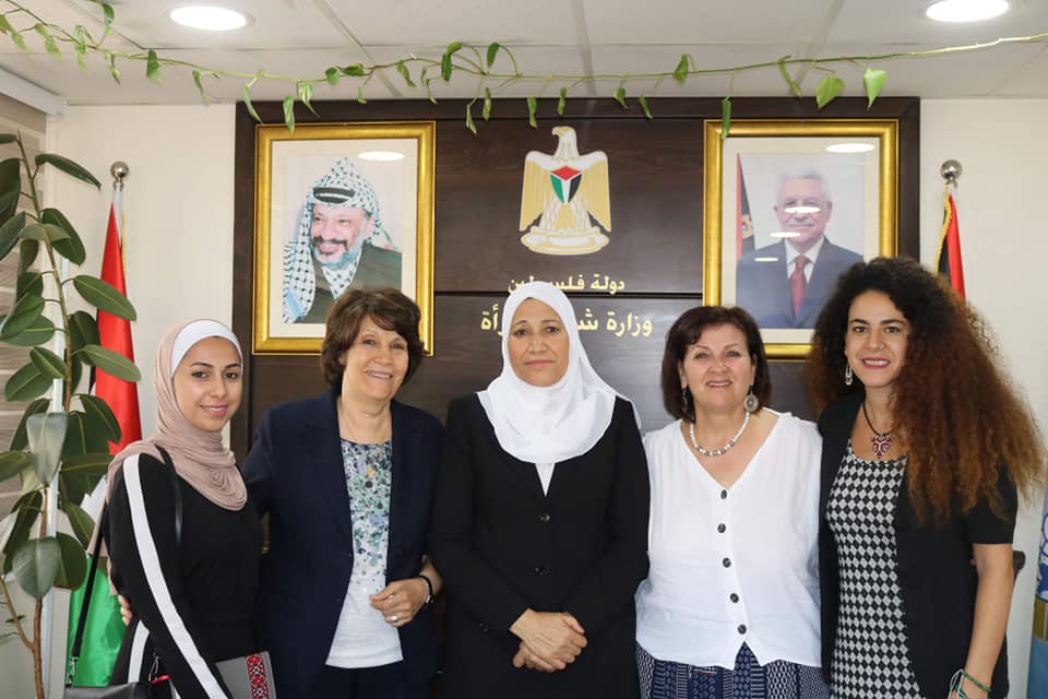 وزيرة المرأة تناقش مشروع “لا تسامح مع العنف”