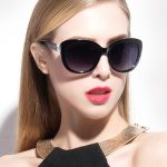 محافظ طولكرم يتفقد الطالبات المشاركات بالمخيم الصيفي أخوات دلال