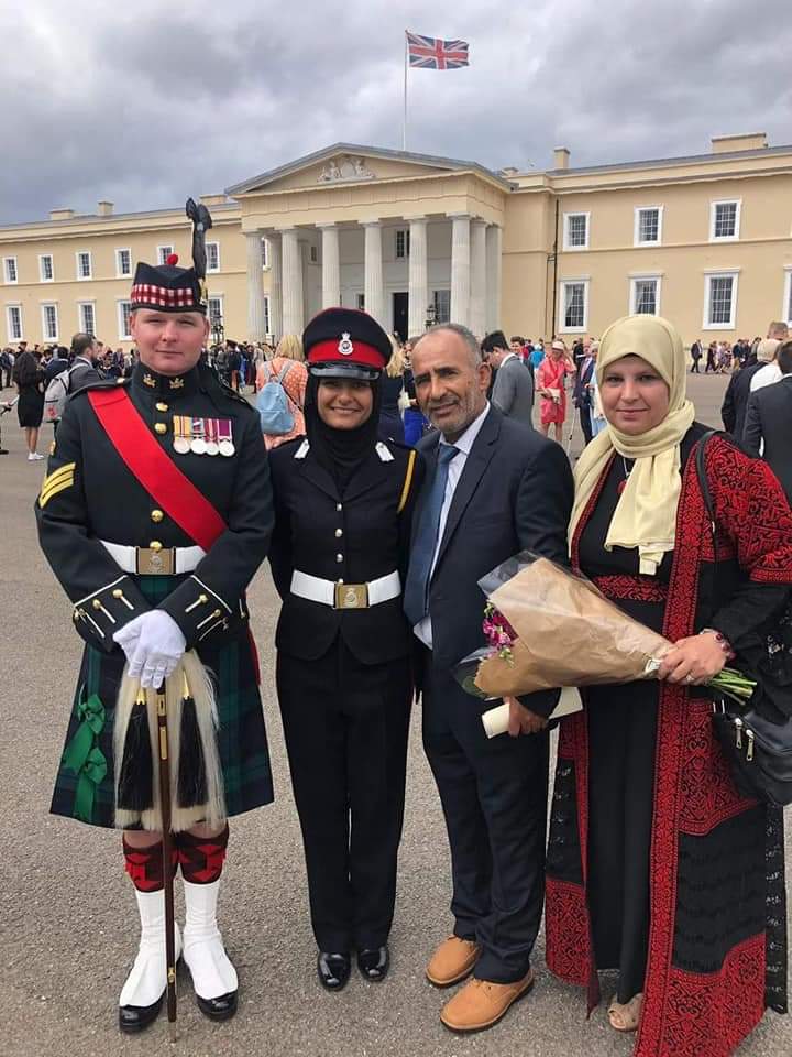 بالصور…برتبة ضابط فلسطينية تتخرج من الكلية العسكرية بلندن