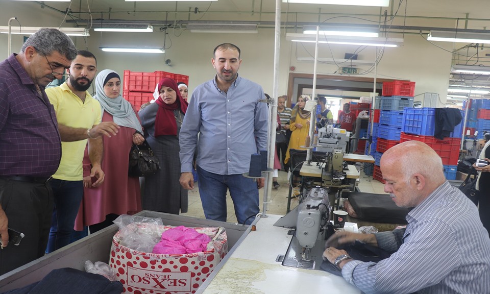 نابلس: وفد من الإغاثة الزراعية ومجموعة روجيب النسوية يزور مصنع العقاد للملابس