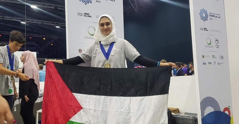 طالبة مدرسية من رام الله تحصد جائزة دولية بصناعة الروبوت