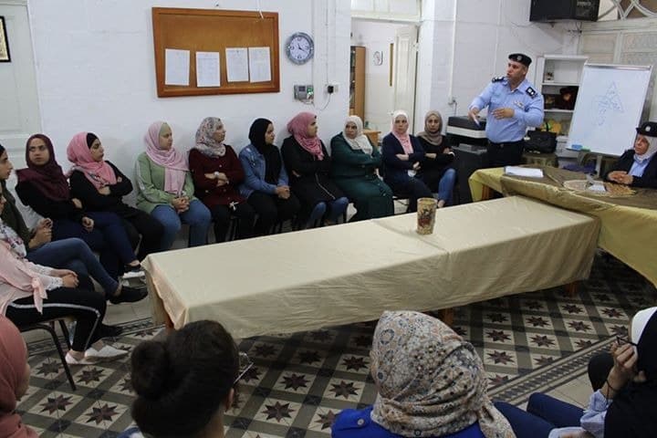 نابلس: محاضرة حول الإبتزاز الإلكتروني لمركز تأهيل الفتيات