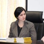 المهندسة لينا قعدان تحترف الرسم على الزجاج