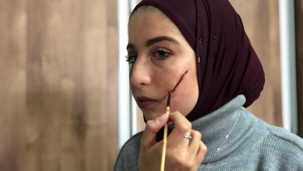 بالمكياج السينمائي.. فنانة مقدسية تقدم رسائل قوية للمجتمع