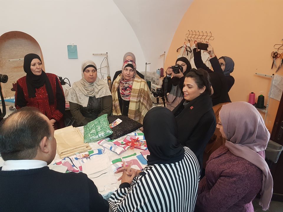 القدس: افتتاح مشغل مقدسيات للخياطة (صور)