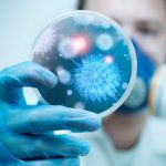 المبدعة ضياء صبيحات تبتكر أساليب جديدة في مجال نقش الزخارف (صور)