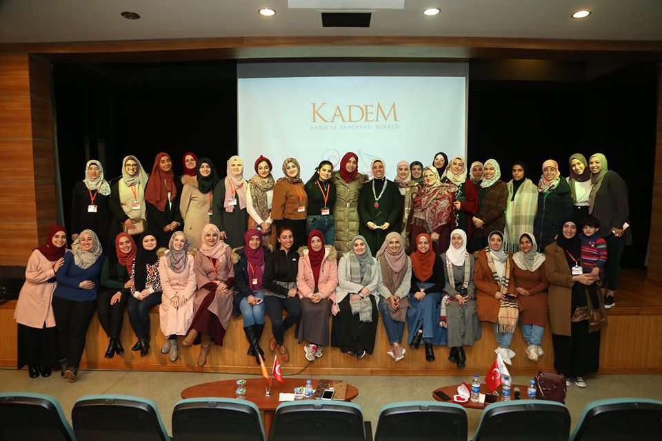 بالصور… مخيم “تمكين” لإعداد وتأهيل القيادات الفلسطينية النسائية الشابة في اسطنبول