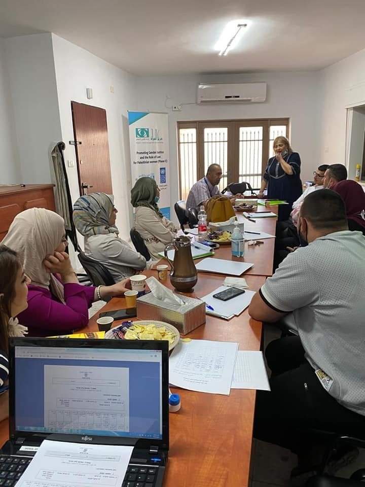 مركز المرأة للإرشاد القانوني والاجتماعي يعقد لقاءات تدريبية للمحاميات والمحامين