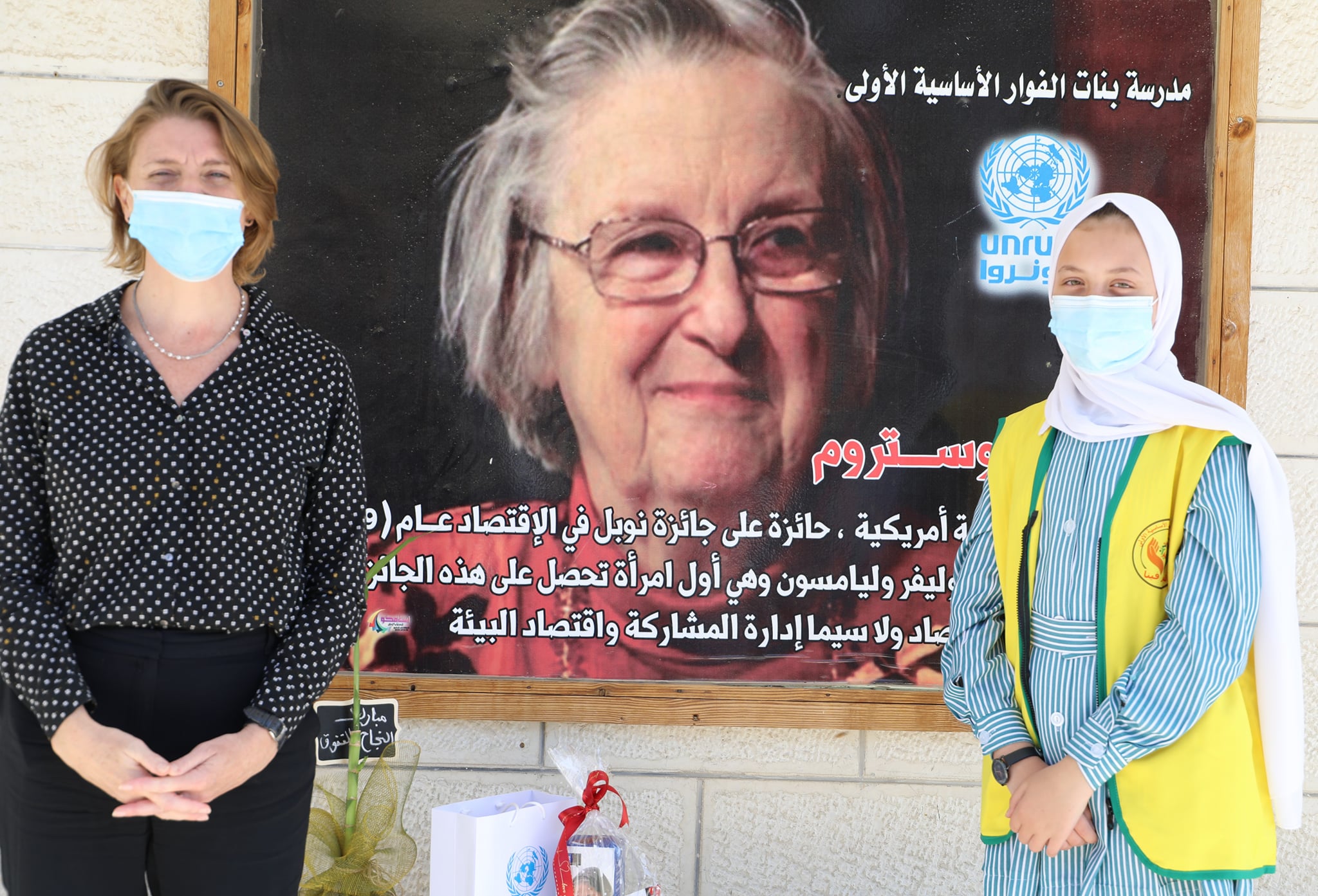 الخليل: مديرة شؤون الأونروا تهنئ الطالبة أبو ربيع الفائزة بمسابقة القراءة الإبداعية